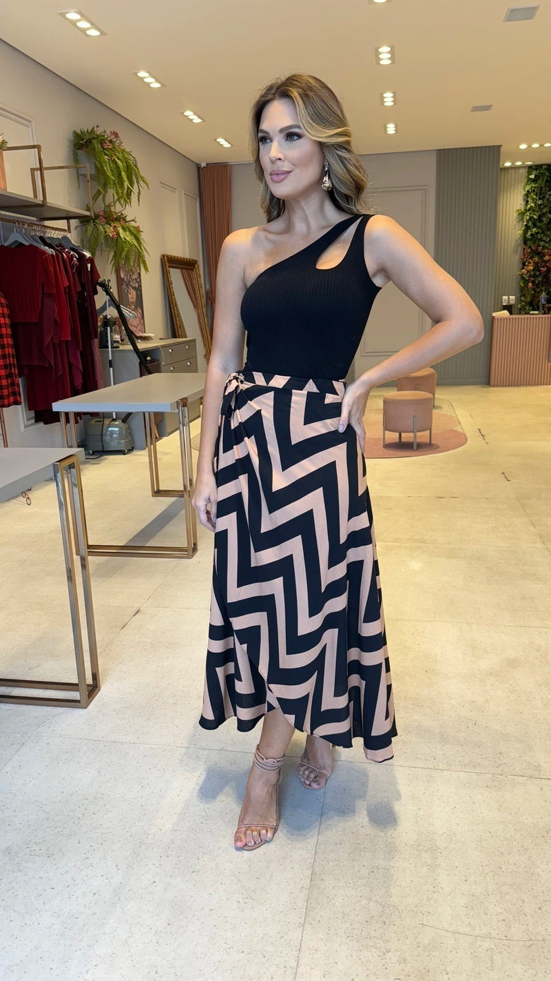 Saia Envelope Viscolinho Geométrica Preta com Nude